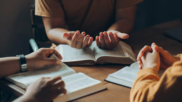 Christians and Bible study concept.Christian family sitting arou Gebetstreff-1